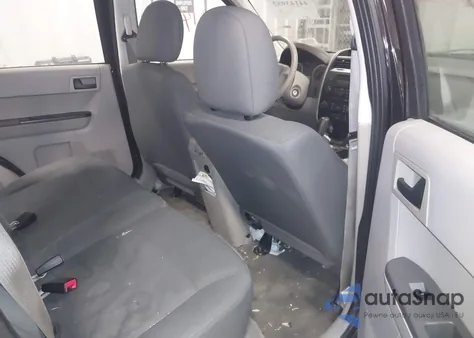 2011 Ford Escape Xls z USA, uszkodzony, nr VIN 1FMCU9C72BKB11215